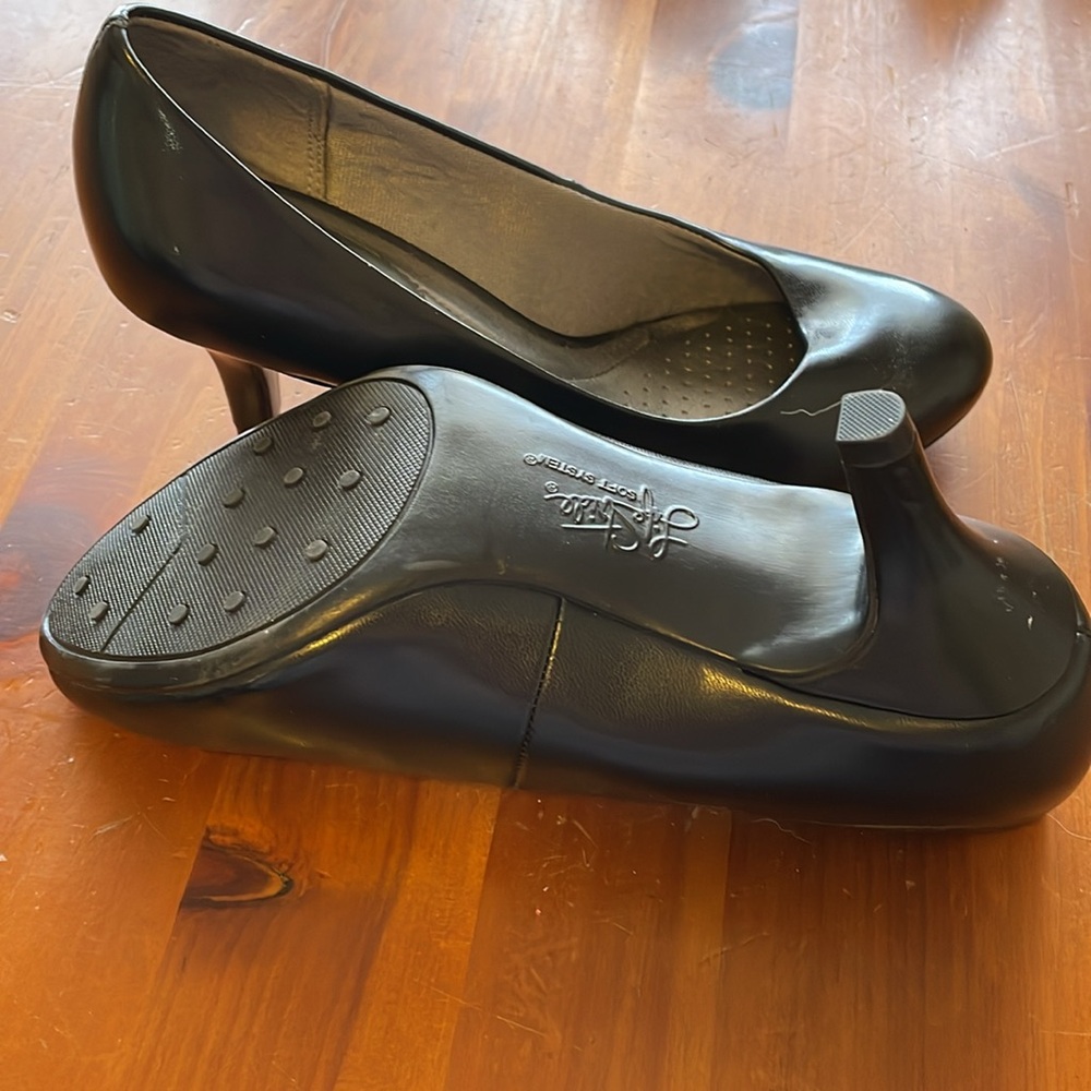 Black pumps - Picture 3 of 3